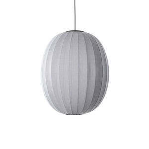 Høj oval pendellampe i sølvfarve med strikket overflade, moderne design til alsidige rum.